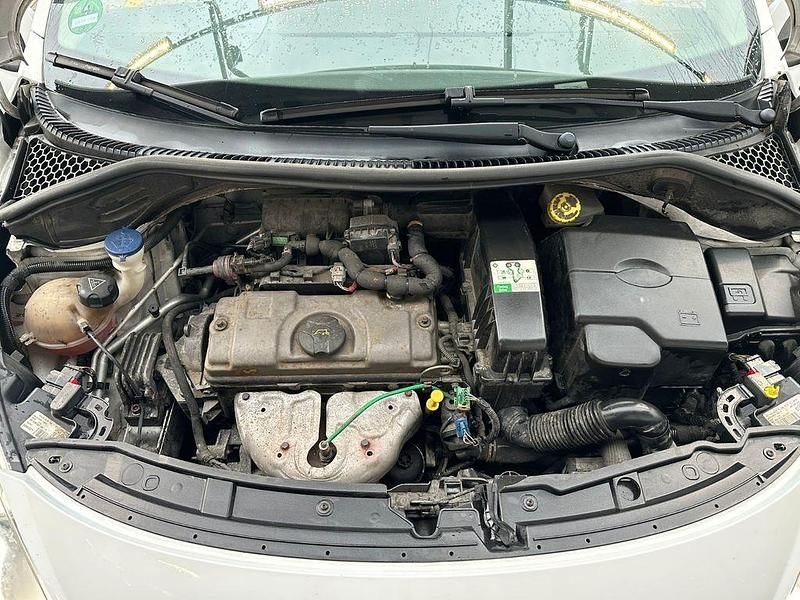 Gebraucht Peugeot 207 Tendance 73 PS (53 kW) 2009 Weiß Limousine