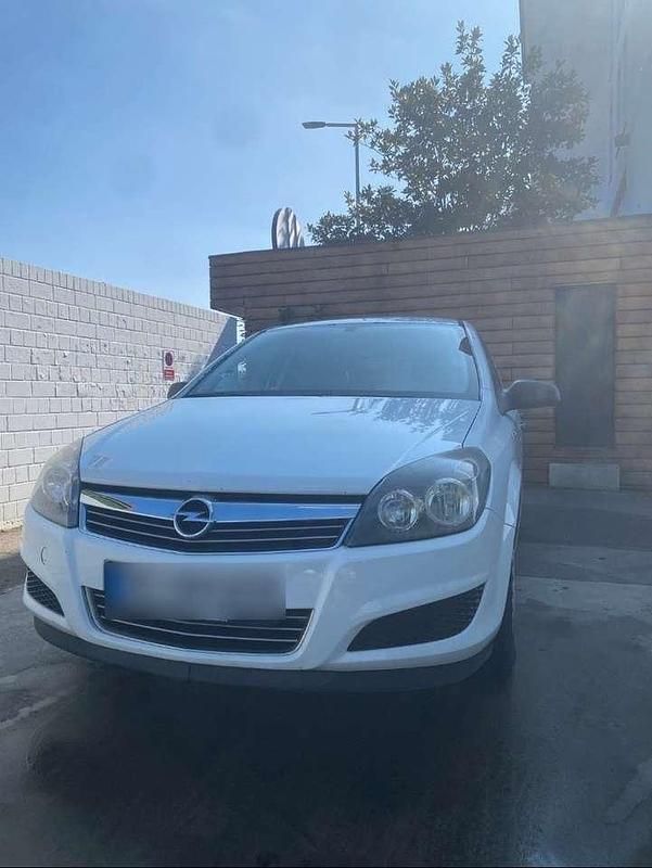 Weiß Gebraucht 2009 Opel Astra Limousine | 2.350 € (Fairer Preis) - Bild 1/4