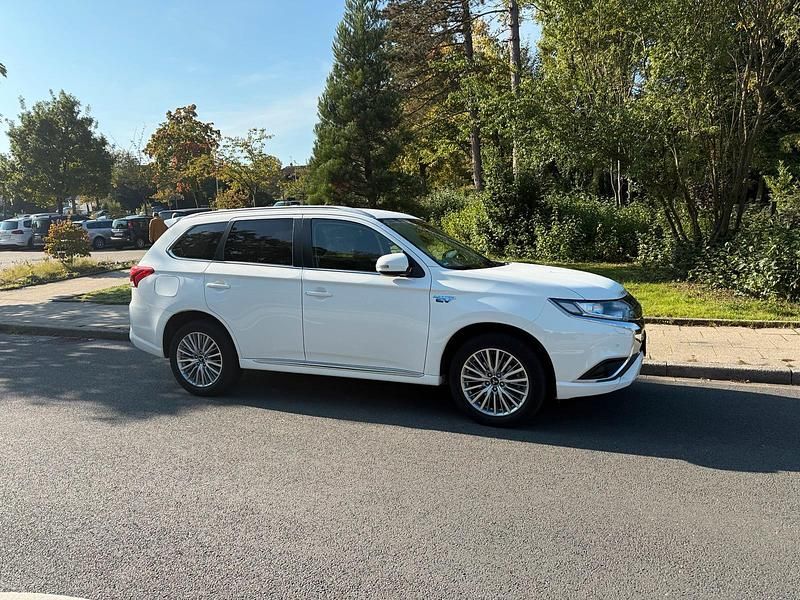 Weiß Gebraucht 2020 Mitsubishi Outlander P-HEV SUV | 20.900 € (Fairer Preis) - Bild 1/4