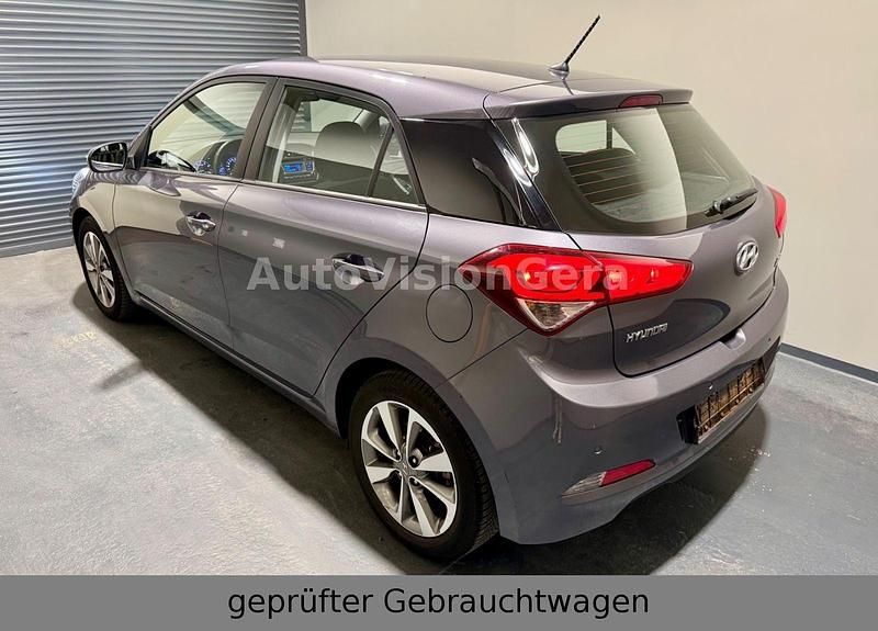 Gebraucht Hyundai i20 101 PS (74 kW) 2015 Grau Kleinwagen