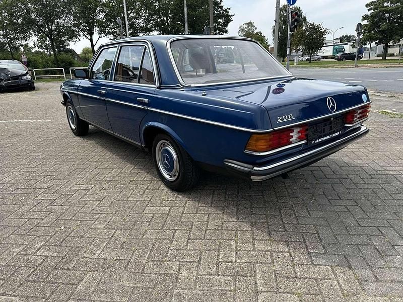 Gebraucht Mercedes E200 120 PS (88 kW) 1984 Blau Limousine
