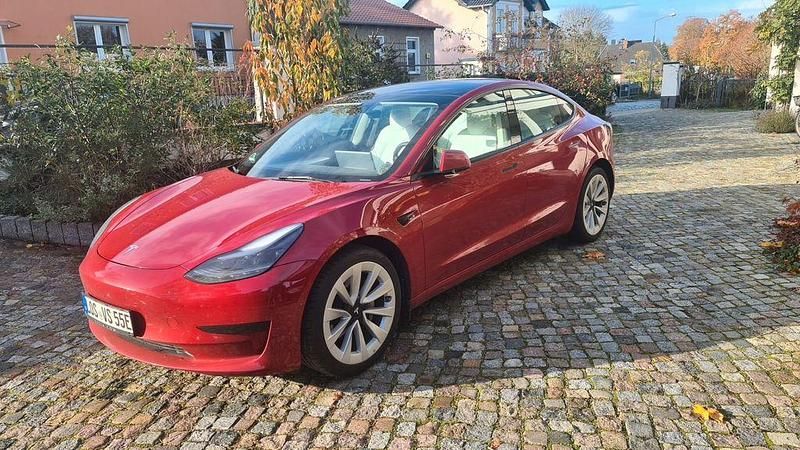 Rot Gebraucht 2021 Tesla Model 3 Standard Range Plus Limousine | 20.500 € (Superpreis) - Bild 1/4