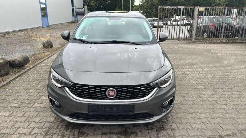 Grau Gebraucht 2017 Fiat Tipo Lounge Limousine | 6.450 € (Guter Preis) - Bild 1/4