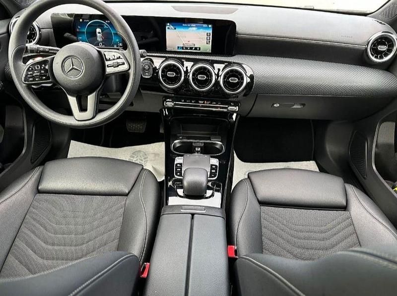 Grau Gebraucht 2019 Mercedes A180 Limousine | 17.499 € (Fairer Preis) - Bild 1/4