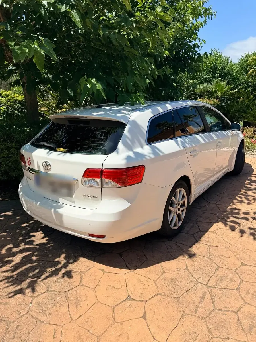 Gebraucht Toyota Avensis 148 PS (108 kW) 2011 Weiß Kombi