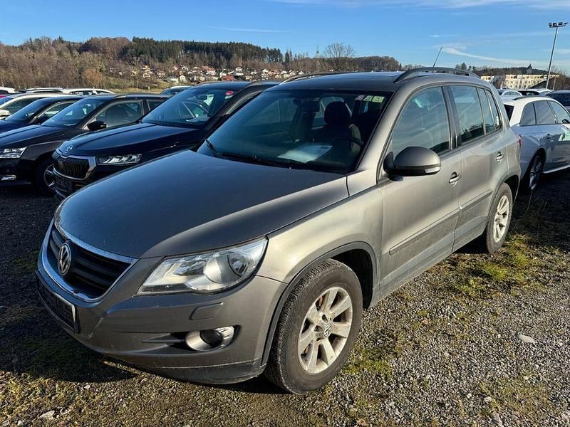 Grau Gebraucht 2008 VW Tiguan Track & Field SUV | 3.350 € (Etwas zu teuer) - Bild 1/4