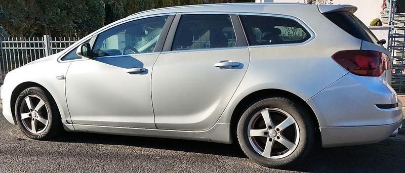 Gebraucht Opel Astra Edition 160 PS (117 kW) 2011 Grau Kombi