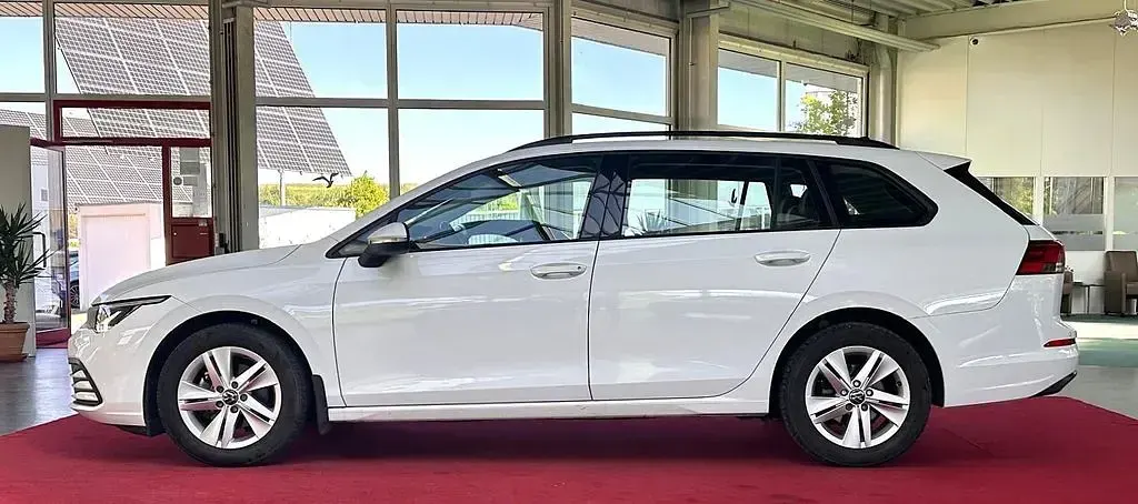 Gebraucht VW Golf VIII 131 PS (96 kW) 2022 Weiß Kombi