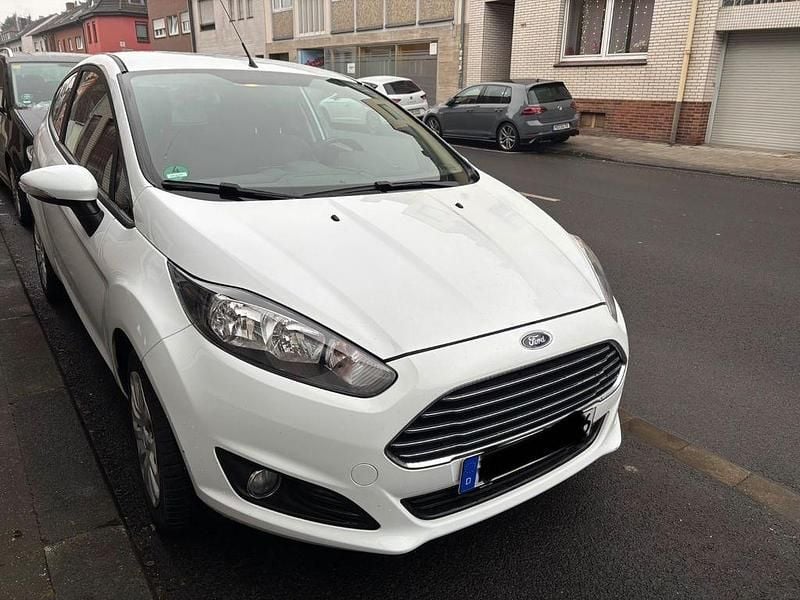 Weiß Gebraucht 2014 Ford Fiesta Trend Limousine | 4.900 € (Guter Preis) - Bild 1/4