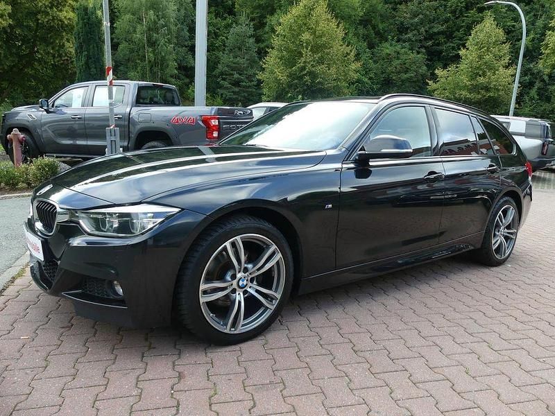 Schwarz Gebraucht 2019 BMW 320 M Sport Limousine | 25.990 € (Guter Preis) - Bild 1/4