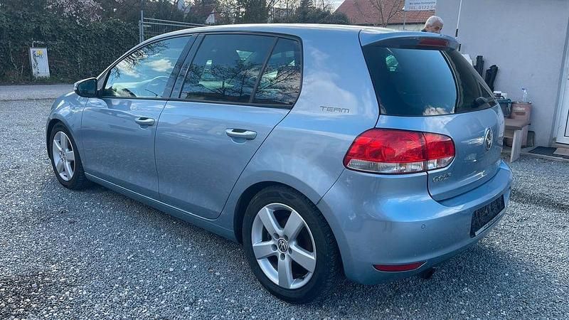 Gebraucht VW Golf VI Team 105 PS (77 kW) 2010 Blau Kleinwagen