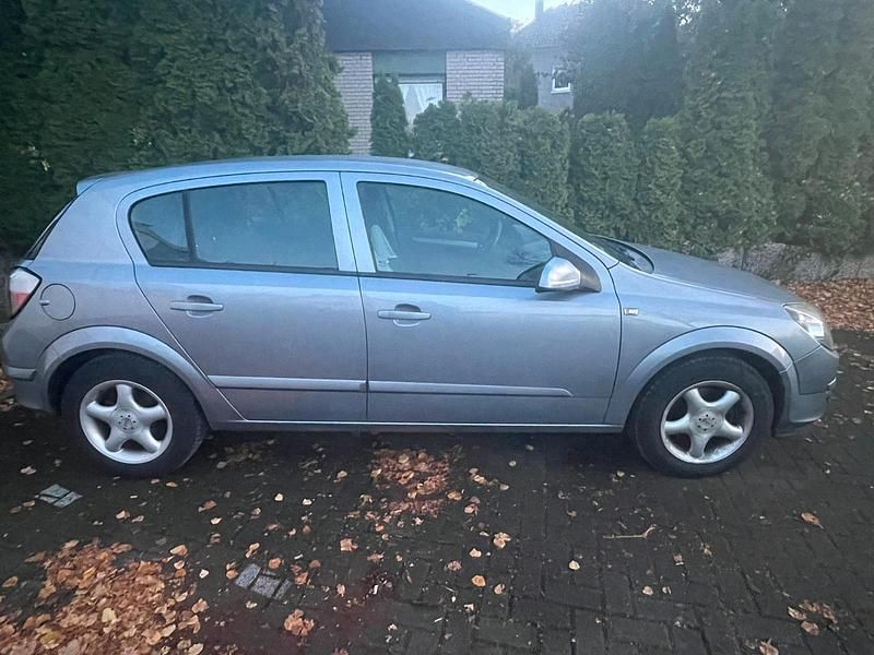 Silber Gebraucht 2005 Opel Astra Limousine | 2.000 € - Bild 1/4