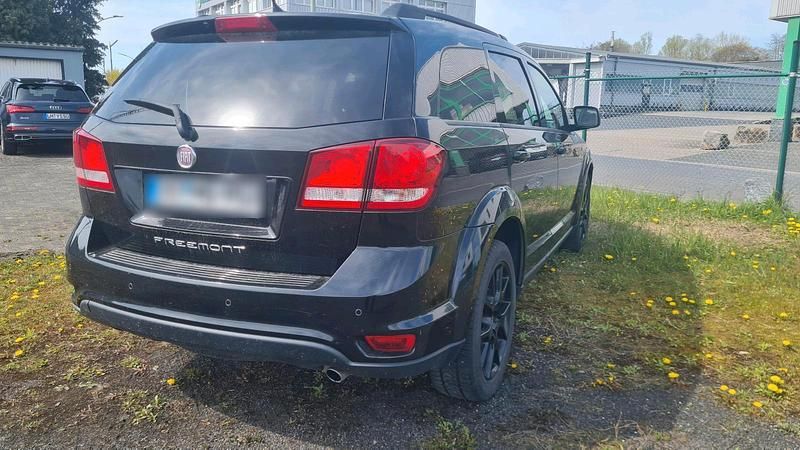 Usado Fiat Freemont Black Code 170 CV (125 kW) 2014 Negro SUV