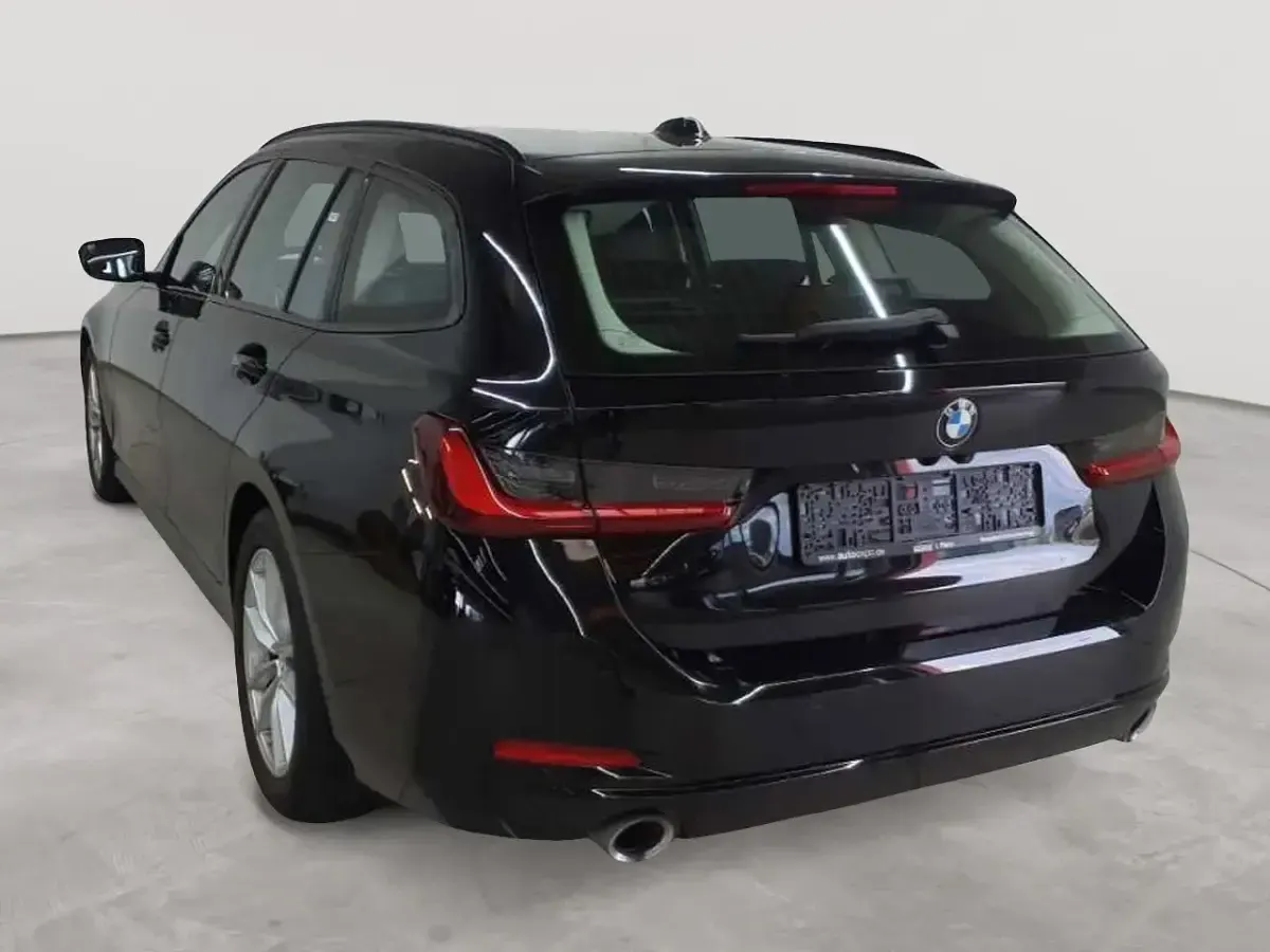 Gebraucht BMW 330 Sport Line 286 PS (210 kW) 2023 Schwarz uni Kombi