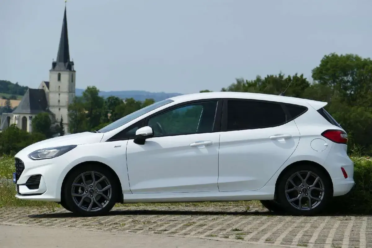 Gebraucht Ford Fiesta ST-Line 101 PS (74 kW) 2023 Frostweiß Kleinwagen