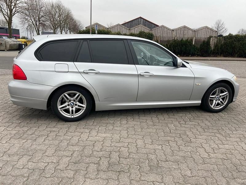 Gebraucht BMW 318 143 PS (105 kW) 2010 Silber Kombi