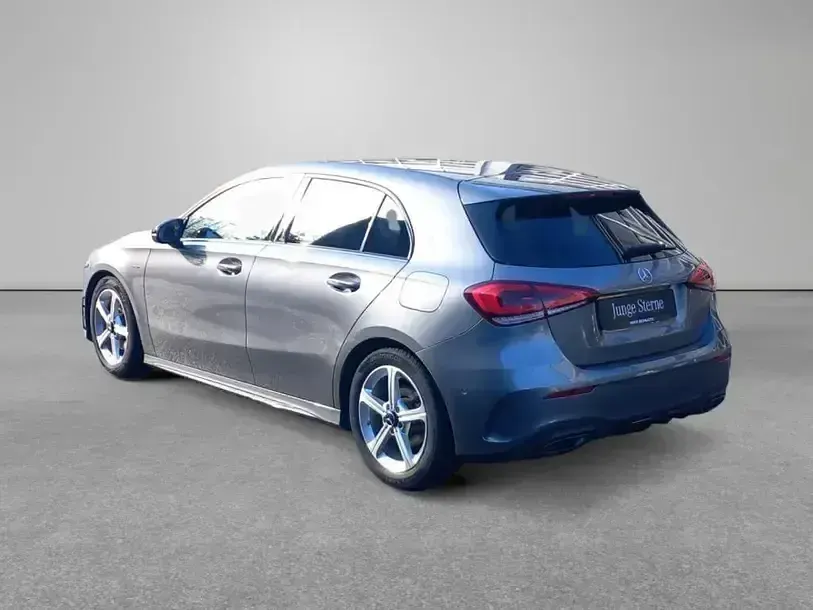 Gebraucht Mercedes A200 AMG line 163 PS (119 kW) 2022 Metalliclack mountaingrau Limousine