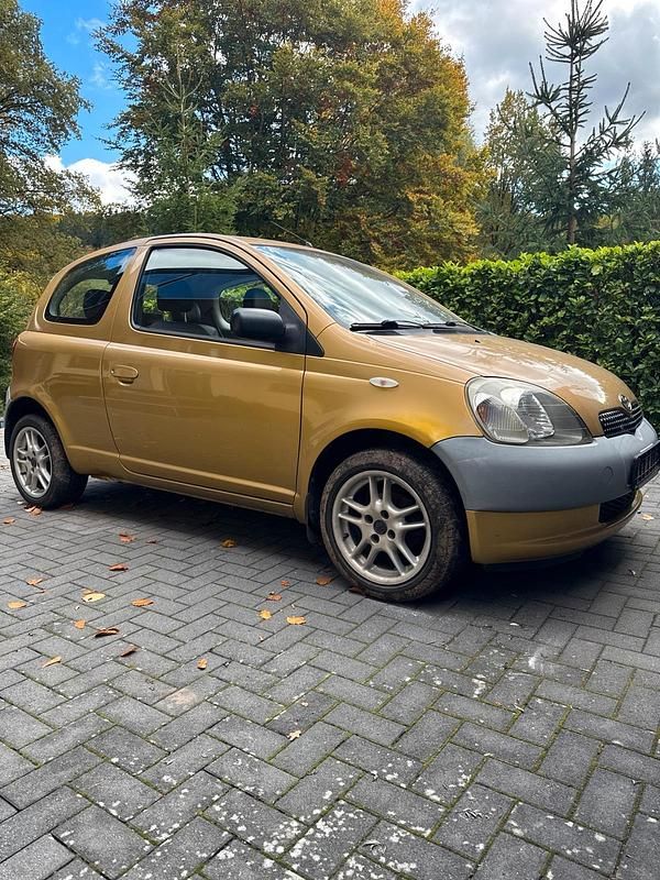 Gold Gebraucht 1999 Toyota Yaris Kleinwagen | 650 € - Bild 1/4