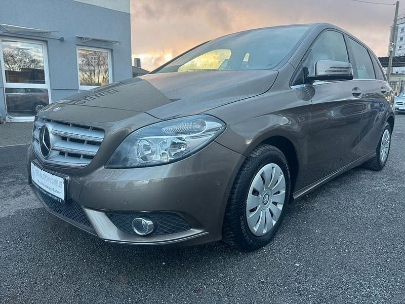 Grau Gebraucht 2012 Mercedes B180 Van / Kleinbus | 11.999 € (Guter Preis) - Bild 1/4