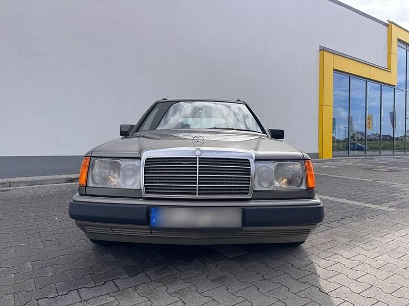 Second-hand Mercedes E230 132 CP (97 kW) 1991 Maro Break