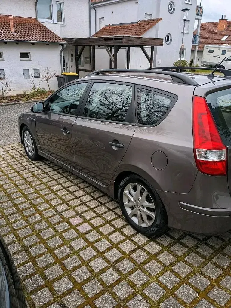 Gebraucht Hyundai i30 Comfort 116 PS (85 kW) 2012 Braun Kombi