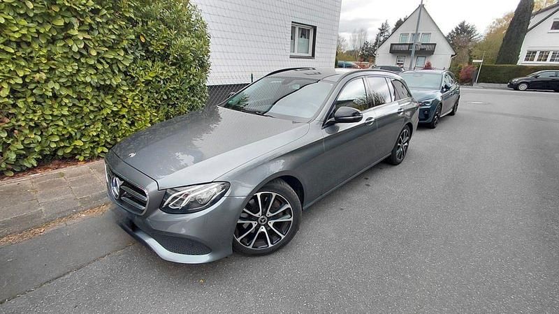 Gebraucht Mercedes E200 Night 184 PS (135 kW) 2019 Grau Kombi