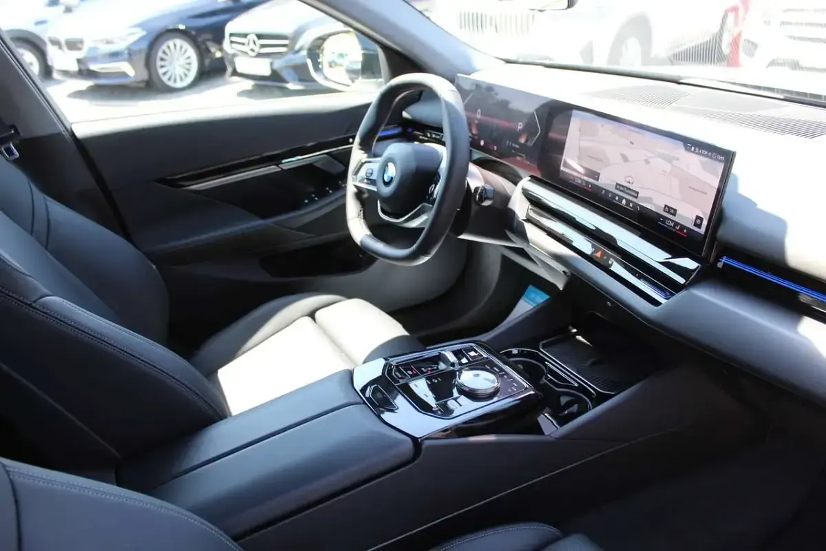 Gebraucht BMW 520 Sport Line 197 PS (144 kW) 2025 Black sapphire metallic Kombi
