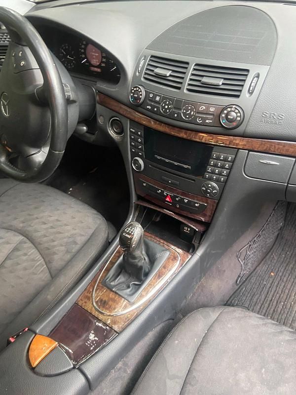 Silber Gebraucht 2005 Mercedes E200 Limousine | 2.000 € - Bild 1/4