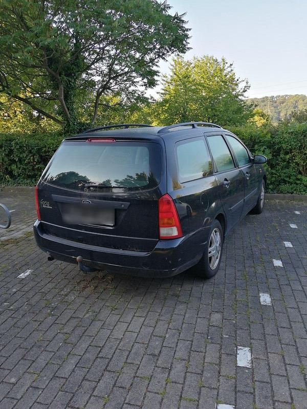 Schwarz Gebraucht 2001 Ford Focus Kombi | 750 € (Guter Preis) - Bild 1/4