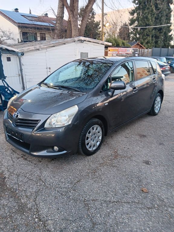 Grau Gebraucht 2009 Toyota Verso Life Van / Kleinbus | 2.500 € (Teuer) - Bild 1/4