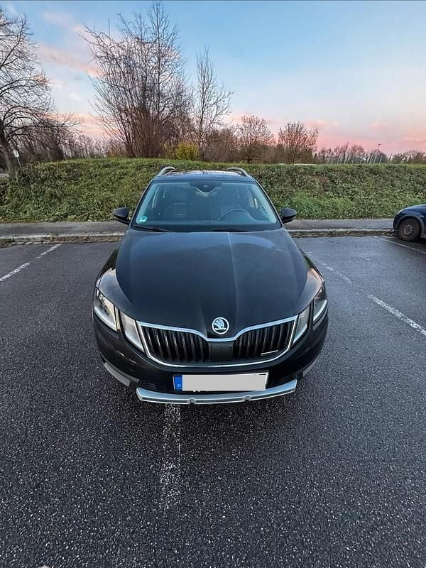 Schwarz Gebraucht 2017 Skoda Octavia Scout Scout 4x4 Kombi | 17.900 € - Bild 1/4
