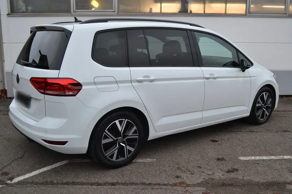 Gebraucht VW Touran Highline 150 PS (110 kW) 2021 Weiß Van / Kleinbus