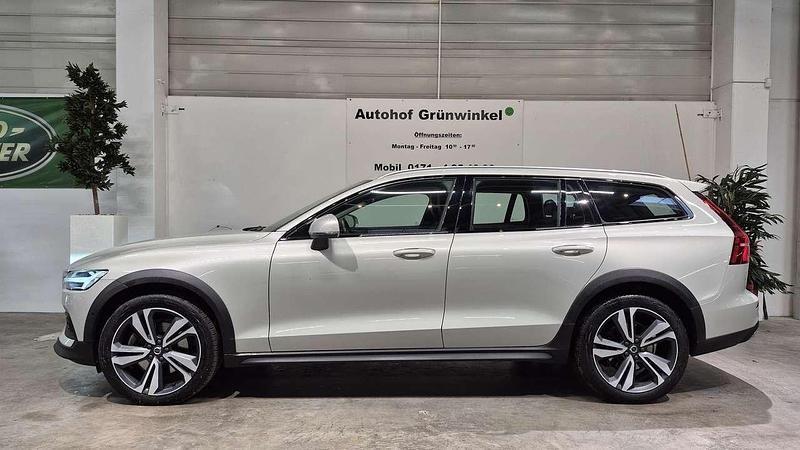 Birch light metallic Gebraucht 2022 Volvo V60 CC Pro Kombi | 33.950 € (Guter Preis) - Bild 1/4