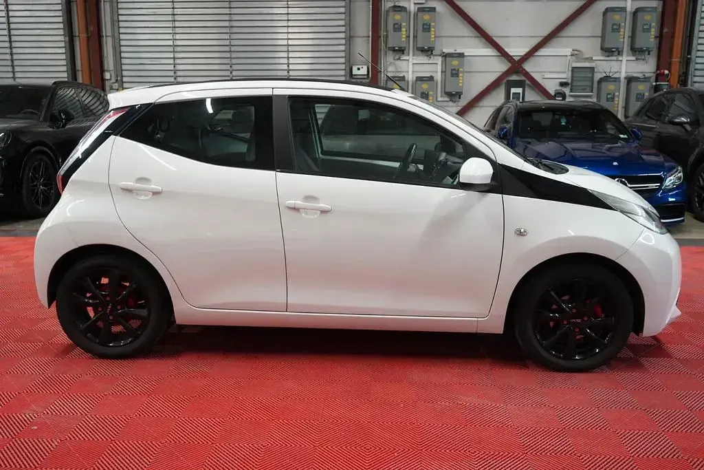 Gebraucht Toyota Aygo X-wave 69 PS (50 kW) 2015 Weiß Kleinwagen