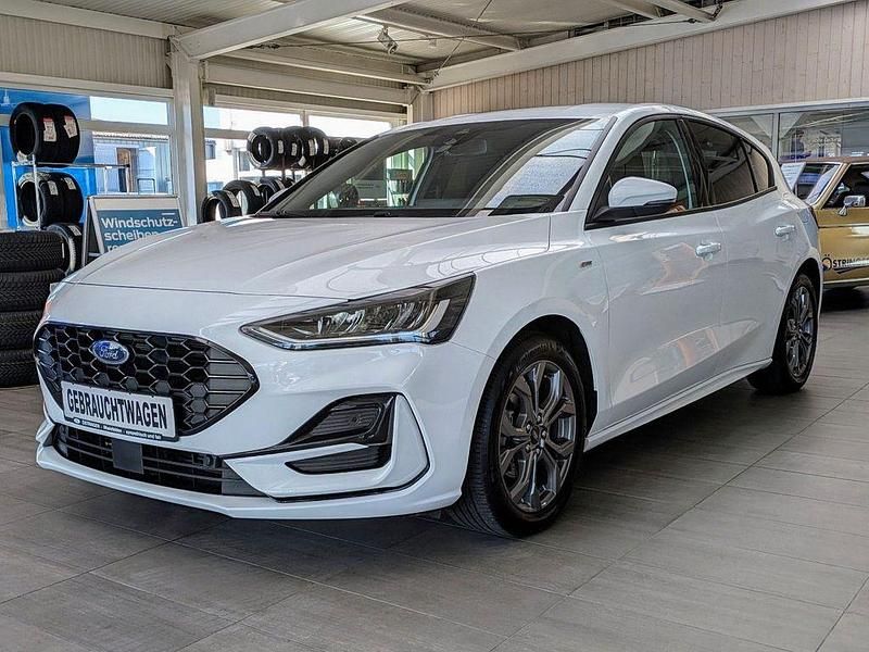 Frostweiß Gebraucht 2022 Ford Focus ST-Line Limousine | 20.990 € (Fairer Preis) - Bild 1/4