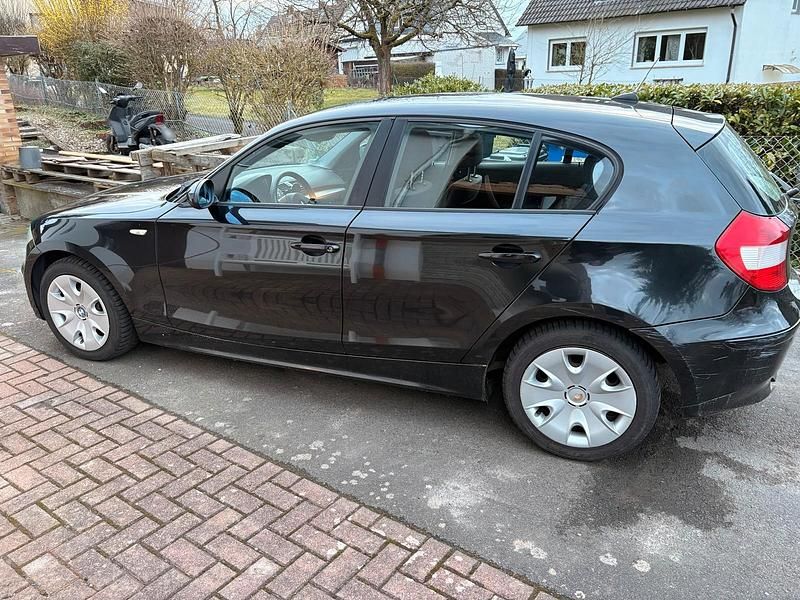Gebraucht BMW 118 120 PS (88 kW) 2006 Schwarz Kleinwagen
