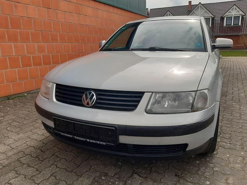 Second-hand VW Passat Edition 101 CP (74 kW) 2000 Argintiu Berlinǎ