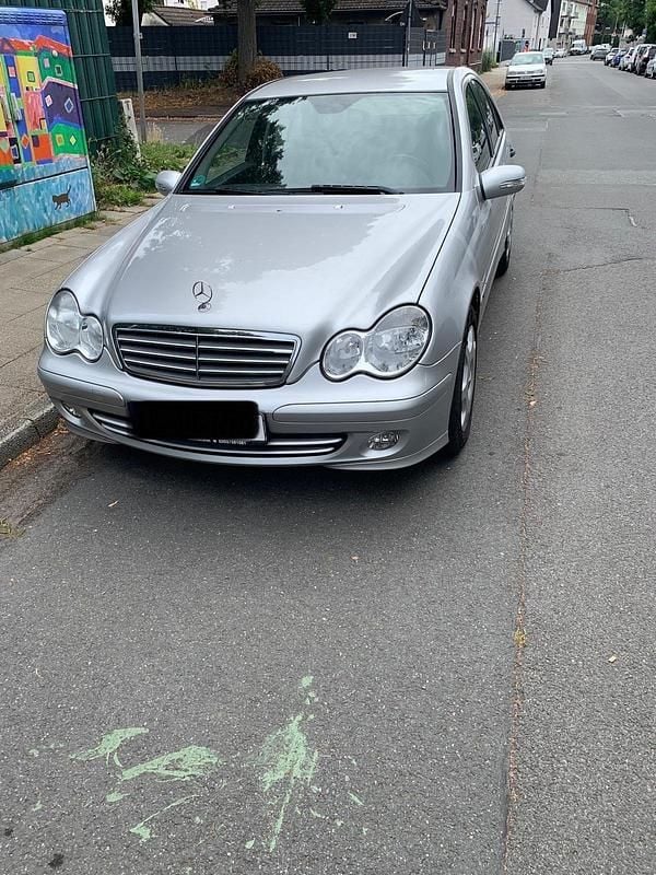 Grau Gebraucht 2005 Mercedes C200 Classic Limousine | 3.999 € (Fairer Preis) - Bild 1/4