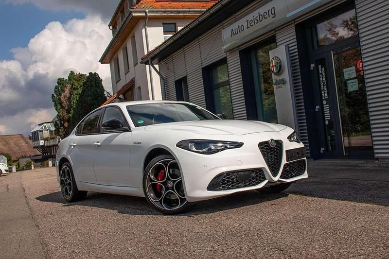 Weiß Gebraucht 2024 Alfa Romeo Giulia Veloce Limousine | 38.900 € (Etwas zu teuer) - Bild 1/1