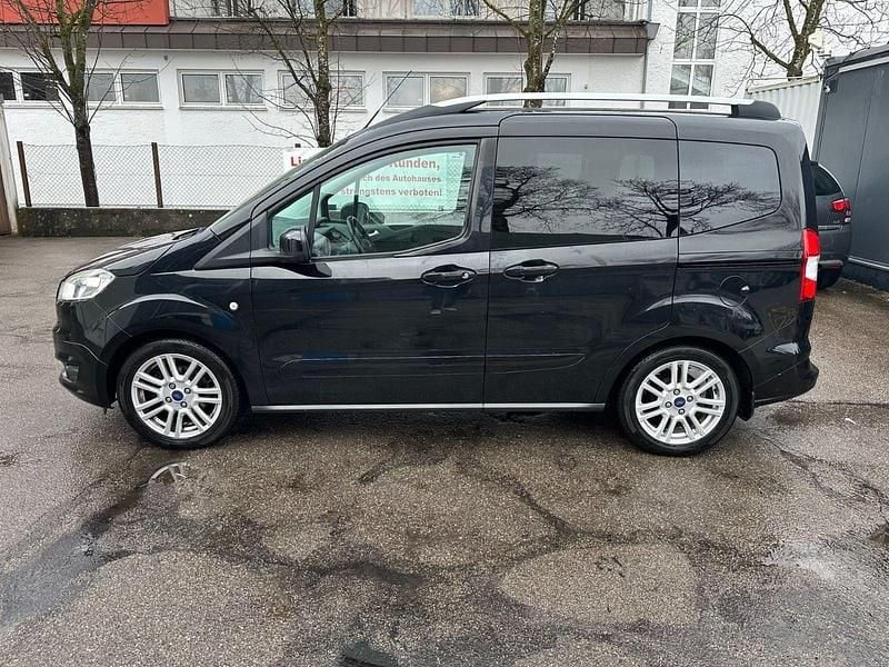 Gebraucht Ford Tourneo Courier Titanium 101 PS (74 kW) 2016 Iridiumschwarz metallic Van / Kleinbus
