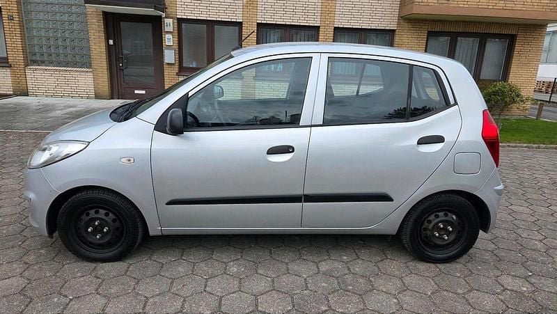 Gebraucht Hyundai i10 68 PS (50 kW) 2011 Silber Kleinwagen