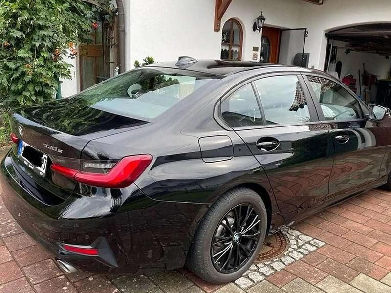 Gebraucht BMW 330e Advantage 184 PS (135 kW) 2020 Schwarz Limousine