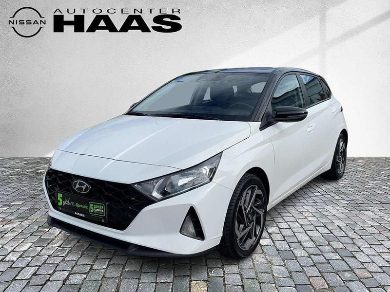 Atlas white/ phantom black / s Gebraucht 2023 Hyundai i20 Trend Limousine | 16.380 € (Fairer Preis) - Bild 1/4
