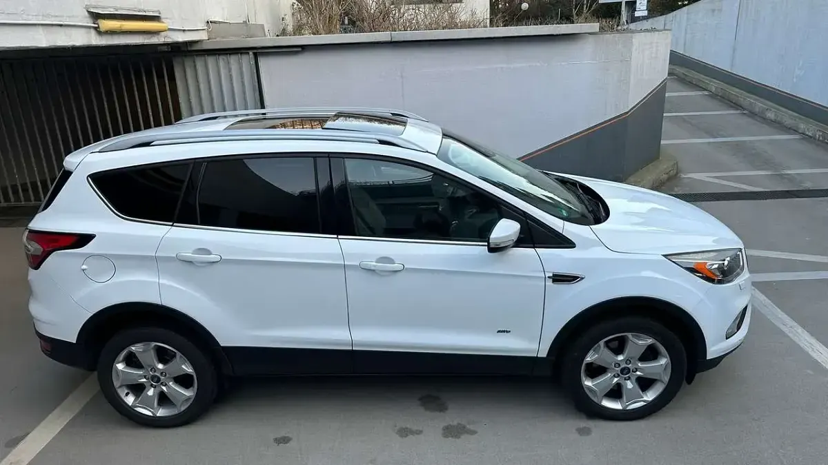 Gebraucht Ford Kuga Titanium 150 PS (110 kW) 2016 Frostweiß SUV
