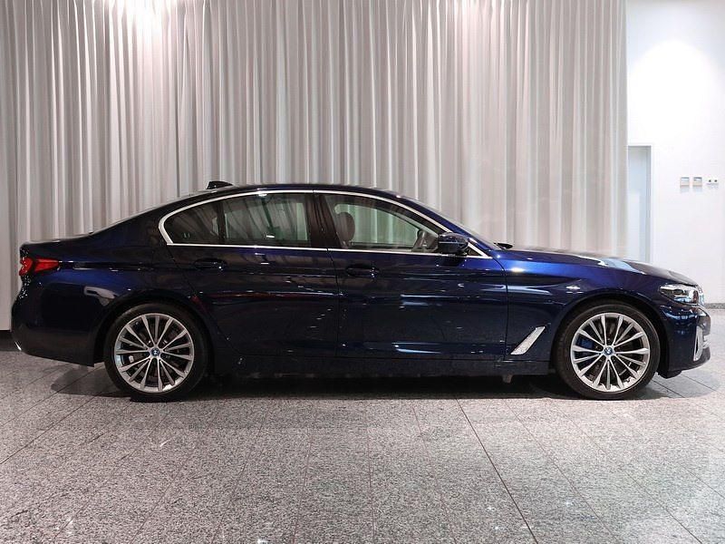 Gebraucht BMW 545e Sport Line 394 PS (289 kW) 2021 Bmw individual tansanitblau Limousine