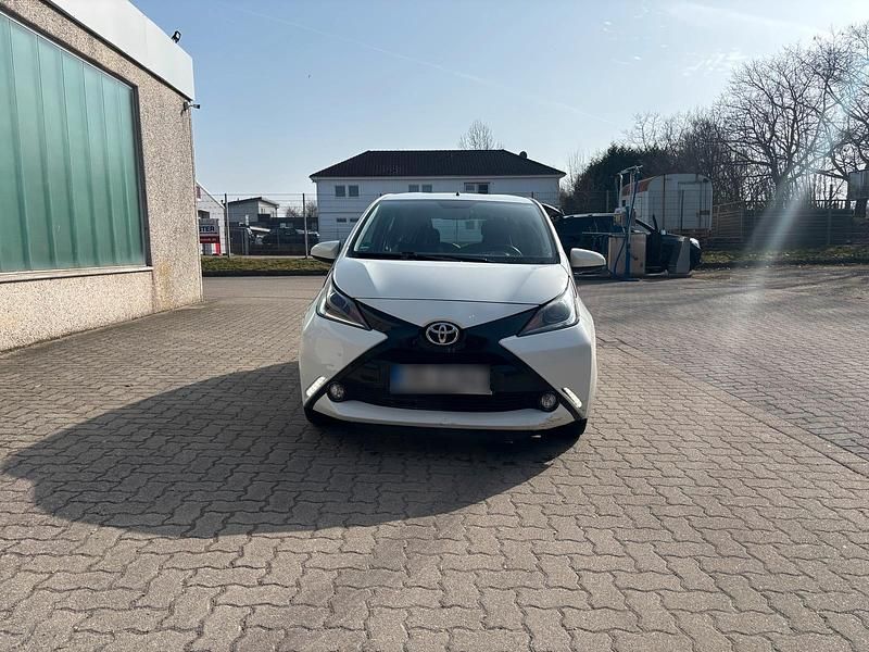 Gebraucht Toyota Aygo 72 PS (52 kW) 2018 Weiß Kleinwagen