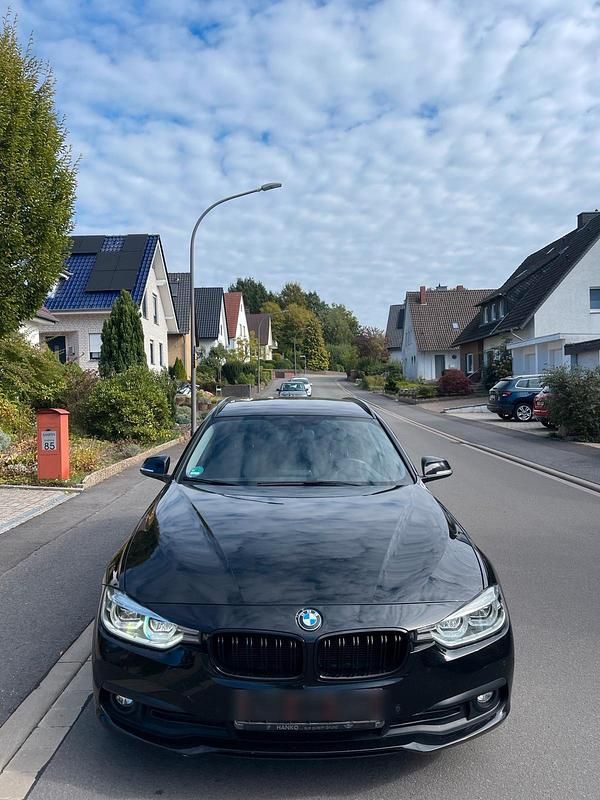 Schwarz Gebraucht 2016 BMW 320 Sport Line Kombi | 10.700 € (Guter Preis) - Bild 1/4