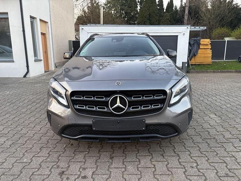 Gebraucht Mercedes GLA220 184 PS (135 kW) 2017 Grau SUV