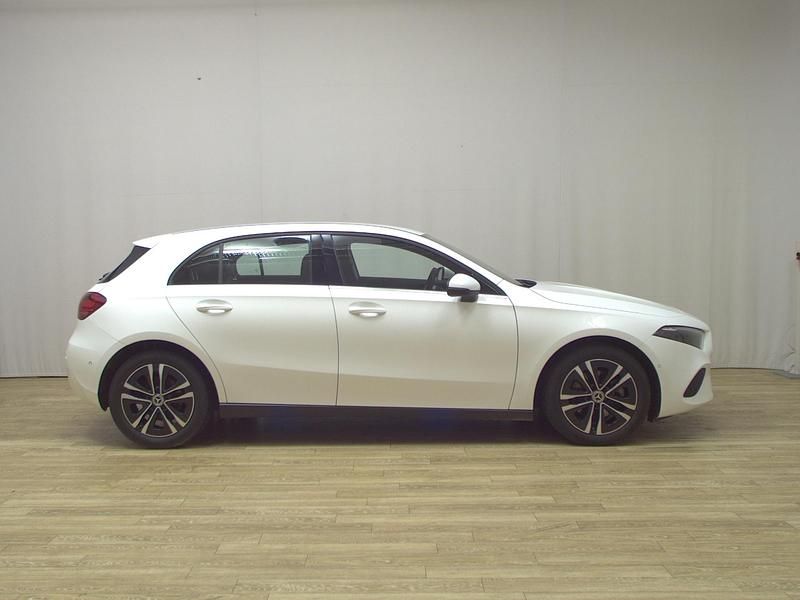 Weiss Gebraucht 2023 Mercedes A180 Limousine | 22.980 € (Guter Preis) - Bild 1/4