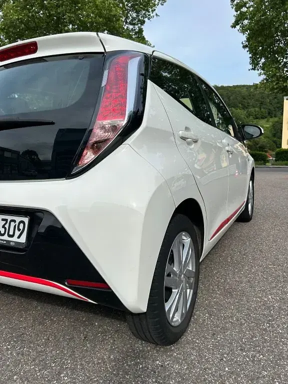 Gebraucht Toyota Aygo X-play 69 PS (50 kW) 2017 Weiß Kleinwagen